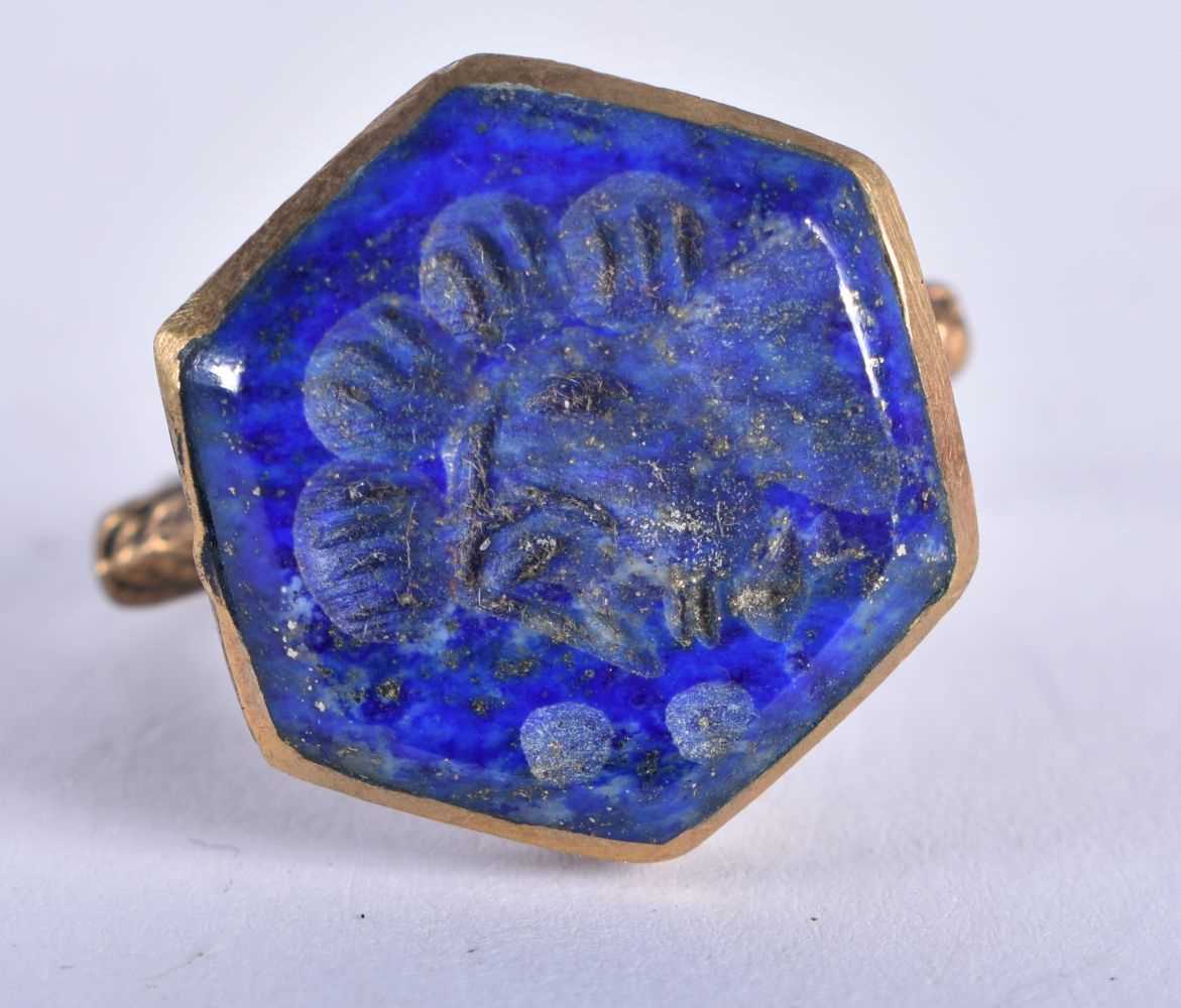 AN 18TH/19TH CENTURY ISLAMIC GOLD GILDED OTTOMAN LAPIS LAZULI SEAL RING. S. 9 grams. - Image 2 of 5