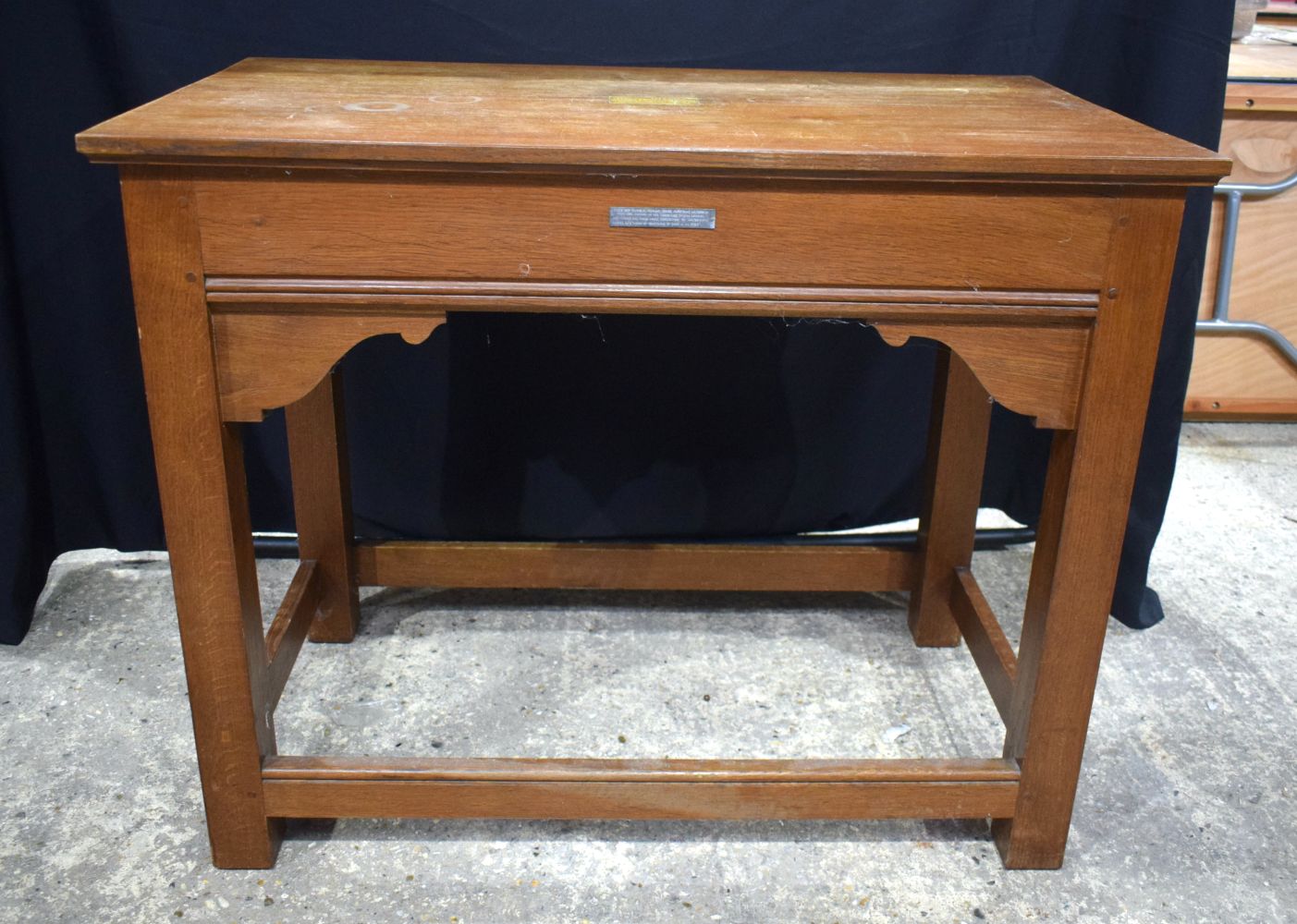 An early 20th Century Oak table with 2 Glastonbury Oak chairs 87 x 107 cm(3). - Image 4 of 16