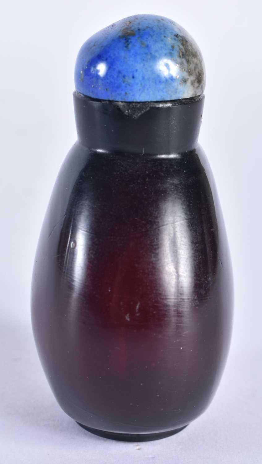 A 19TH CENTURY CHINESE CHERRY AMBER GLASS SNUFF BOTTLE AND STOPPER Qing. 8 cm x 5 cm. - Image 2 of 5