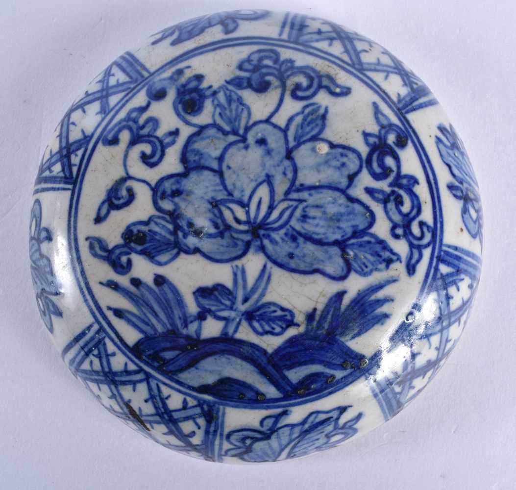 A CHINESE BLUE AND WHITE PORCELAIN BOX AND COVER 20th Century. 11.5 cm diameter. - Image 3 of 5