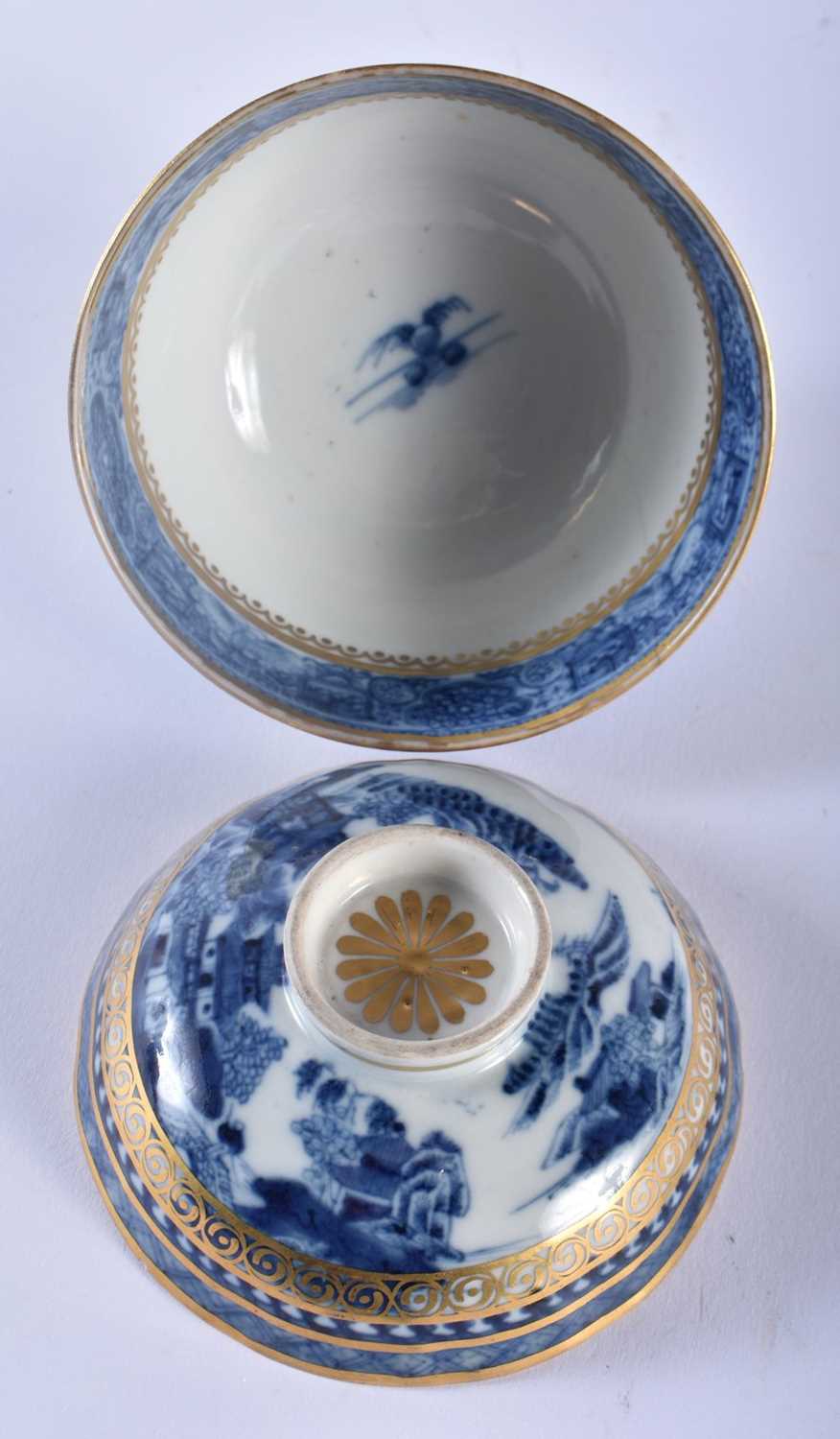 AN 18TH CENTURY CHINESE EXPORT BLUE AND WHITE BOWL AND COVER Qianlong. 10.25cm diameter. - Image 4 of 5