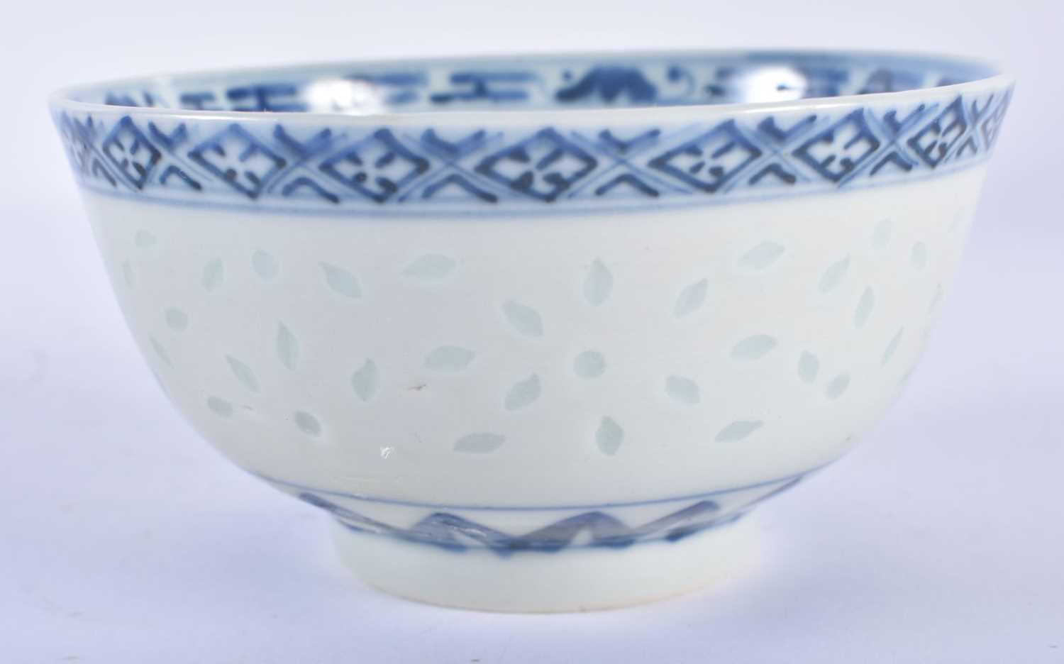 A 19TH CENTURY CHINESE BLUE AND WHITE PORCELAIN BOWL Qing, together with three other teabowls. - Image 2 of 7