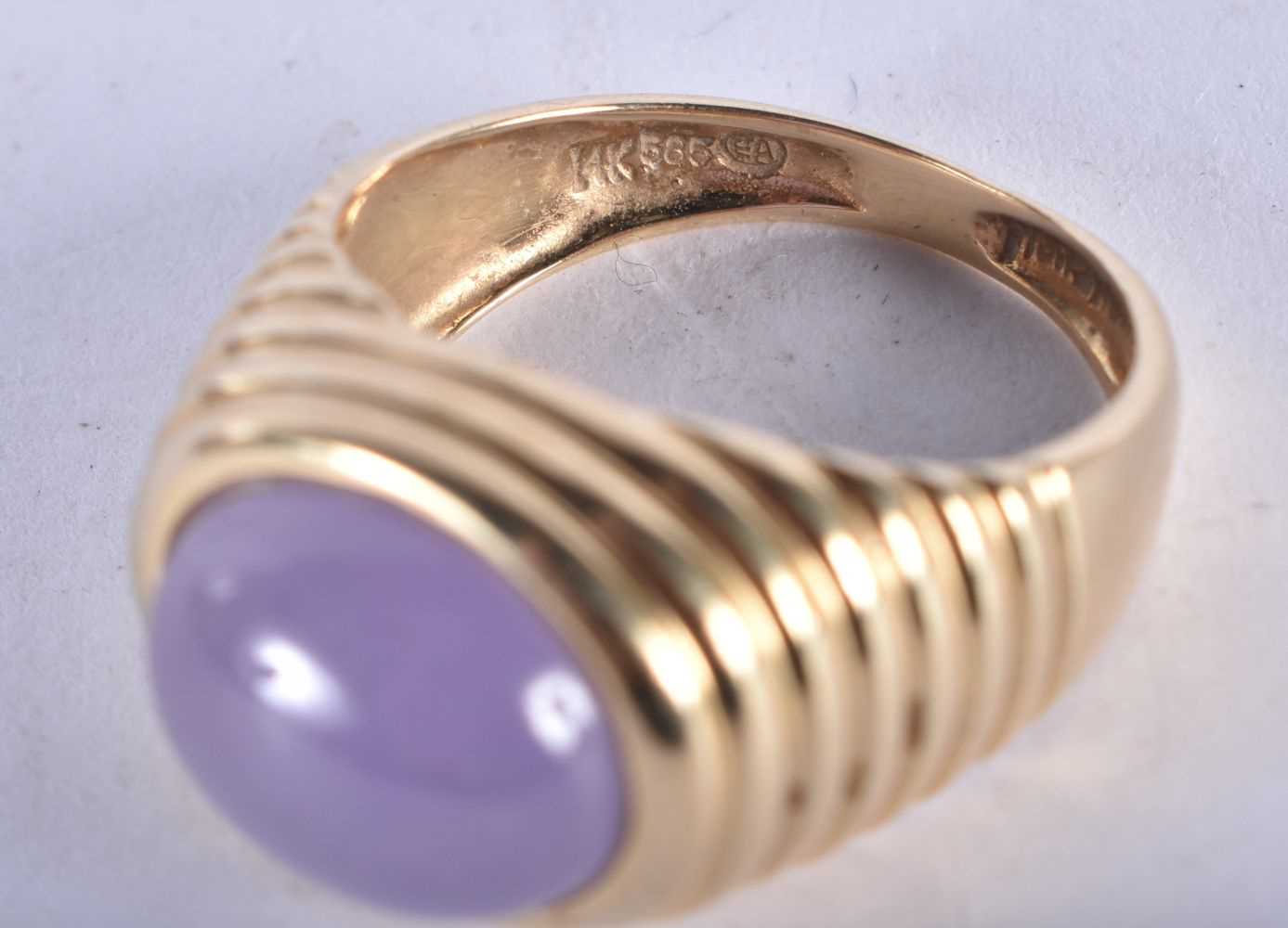 A 14 Carat Gold Ring set with a Lavender Jade Cabochon. Size O, Stamped 14K, weight 5.6g - Image 3 of 4