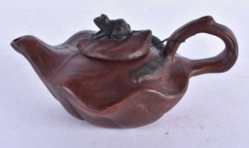 A CHINESE YIXING POTTERY TEAPOT AND COVER 20th Century. 14.5 cm wide.