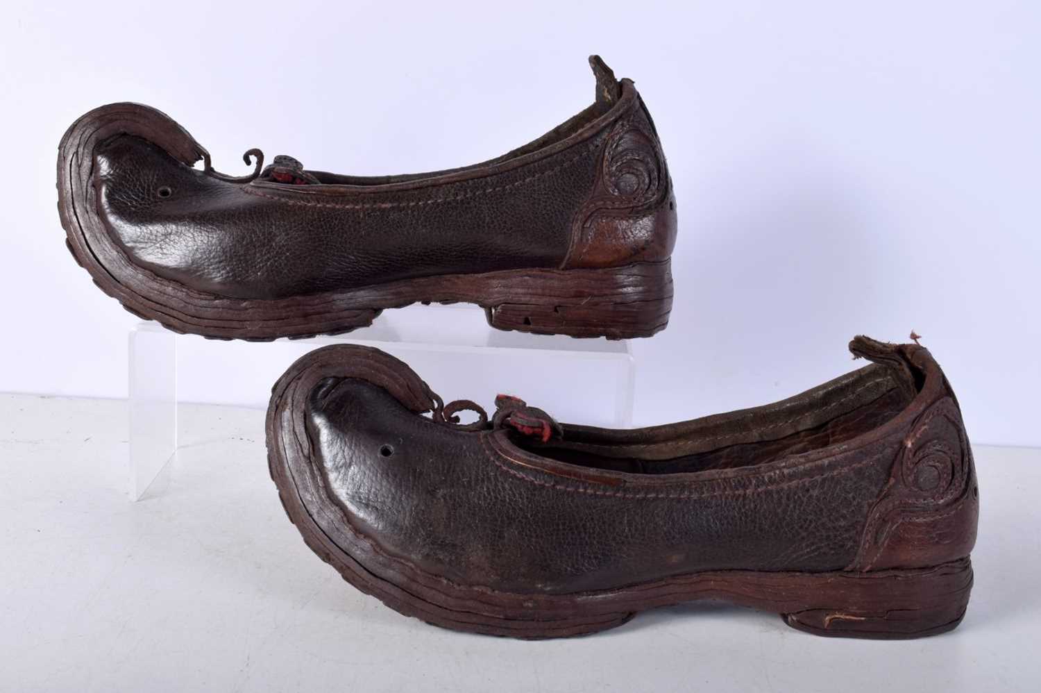 A pair of antique Central Asian leather shoes and a pair leather sandals - Image 4 of 10