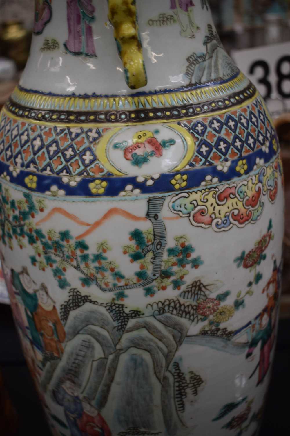 A LARGE 19TH CENTURY CHINESE CANTON FAMILLE ROSE TWIN HANDLED VASE Qing. 57 cm high. - Image 11 of 32