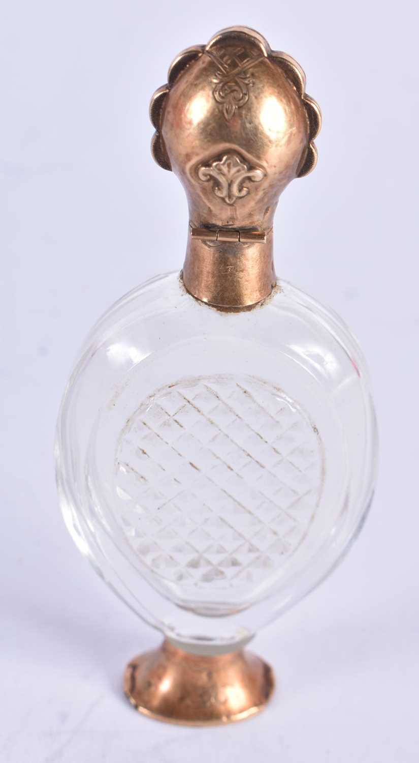 AN ANTIQUE 18CT GOLD MOUNTED GLASS SCENT BOTTLE. 47 grams. 10 cm x 4.5 cm. - Image 3 of 3