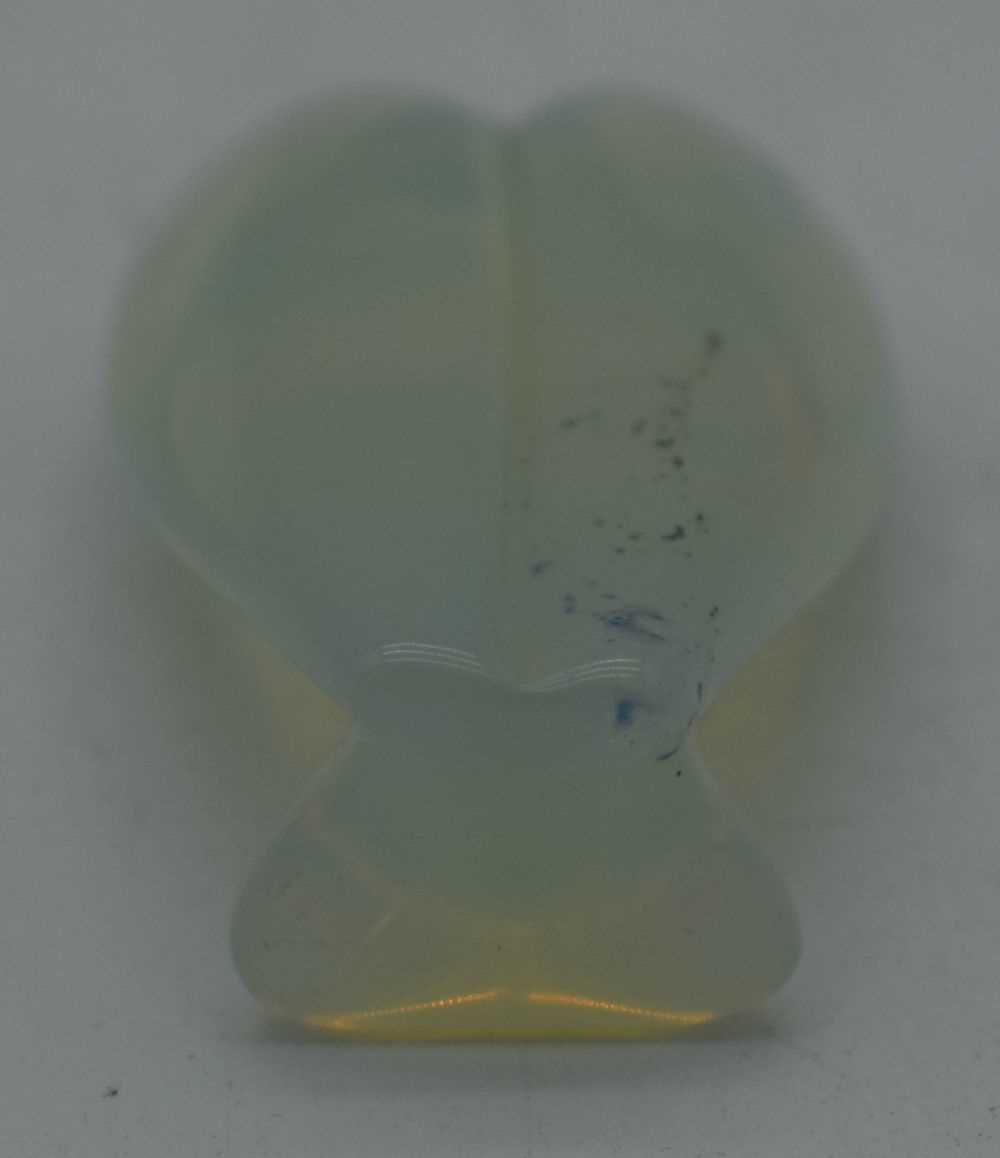 A CARVED OPAL GLASS ANGEL. 100 grams. 7.5 cm x 4.5 cm. - Image 4 of 4