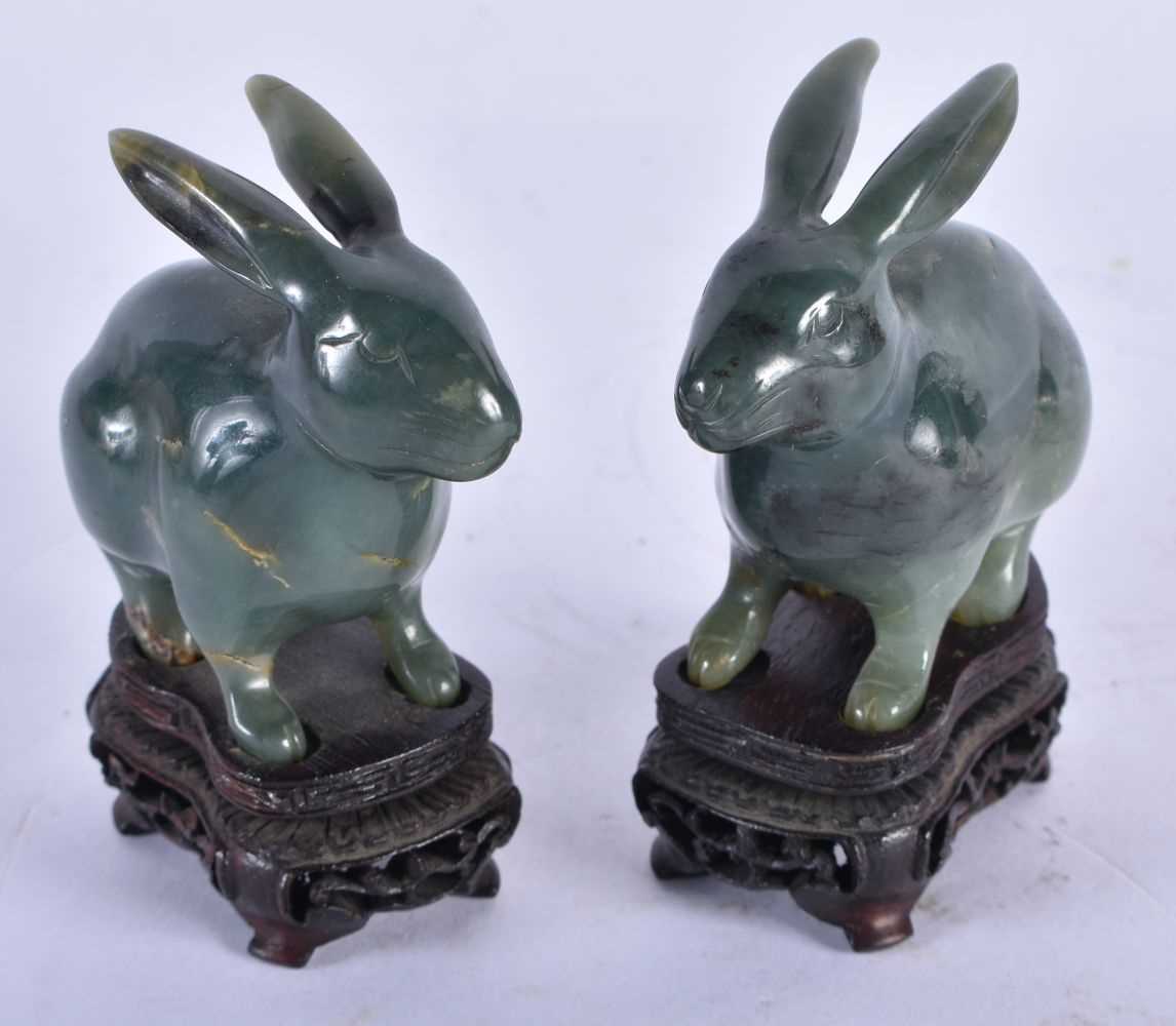 A PAIR OF EARLY 20TH CENTURY CHINESE JADE FIGURES OF RABBITS Late Qing/Republic. 9 cm x 5 cm. - Image 2 of 3