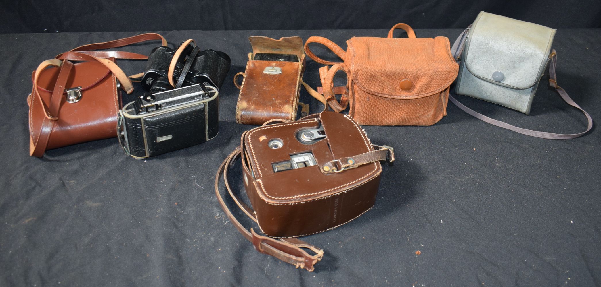 A collection of cased Vintage Cameras together with a cased pair of Binoculars (6). - Image 4 of 4