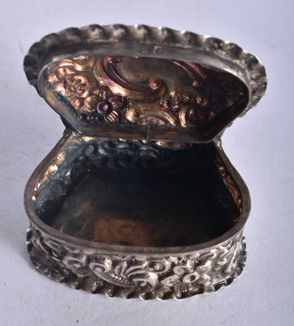 A Victorian Silver Shell Shaped Embossed Silver Pill Box. Hallmarked Birmingham 1897. 4.4cm x 3.3 cm - Image 3 of 3