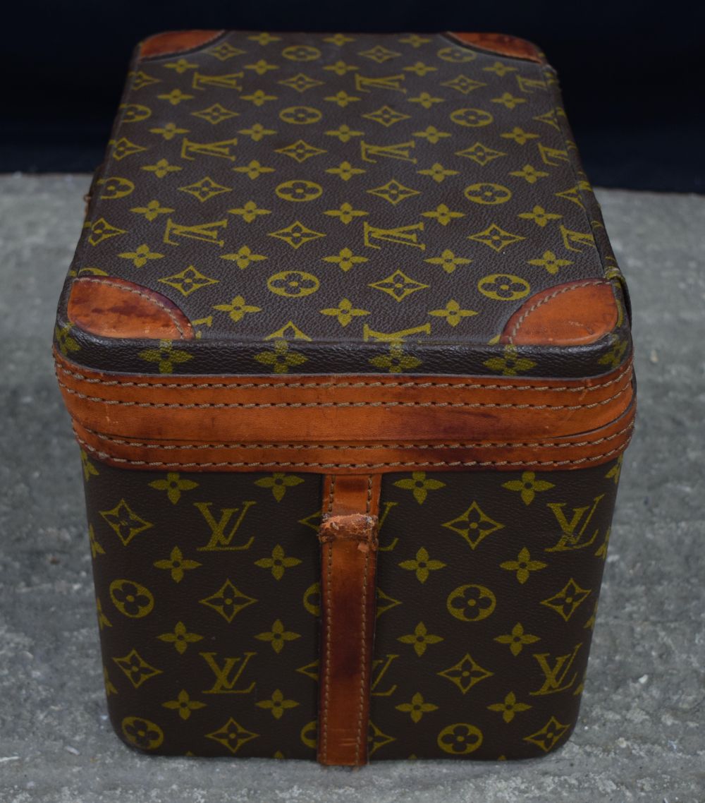 A Louis Vuitton overnight case 22 x 33 x 22 cm. - Image 13 of 14