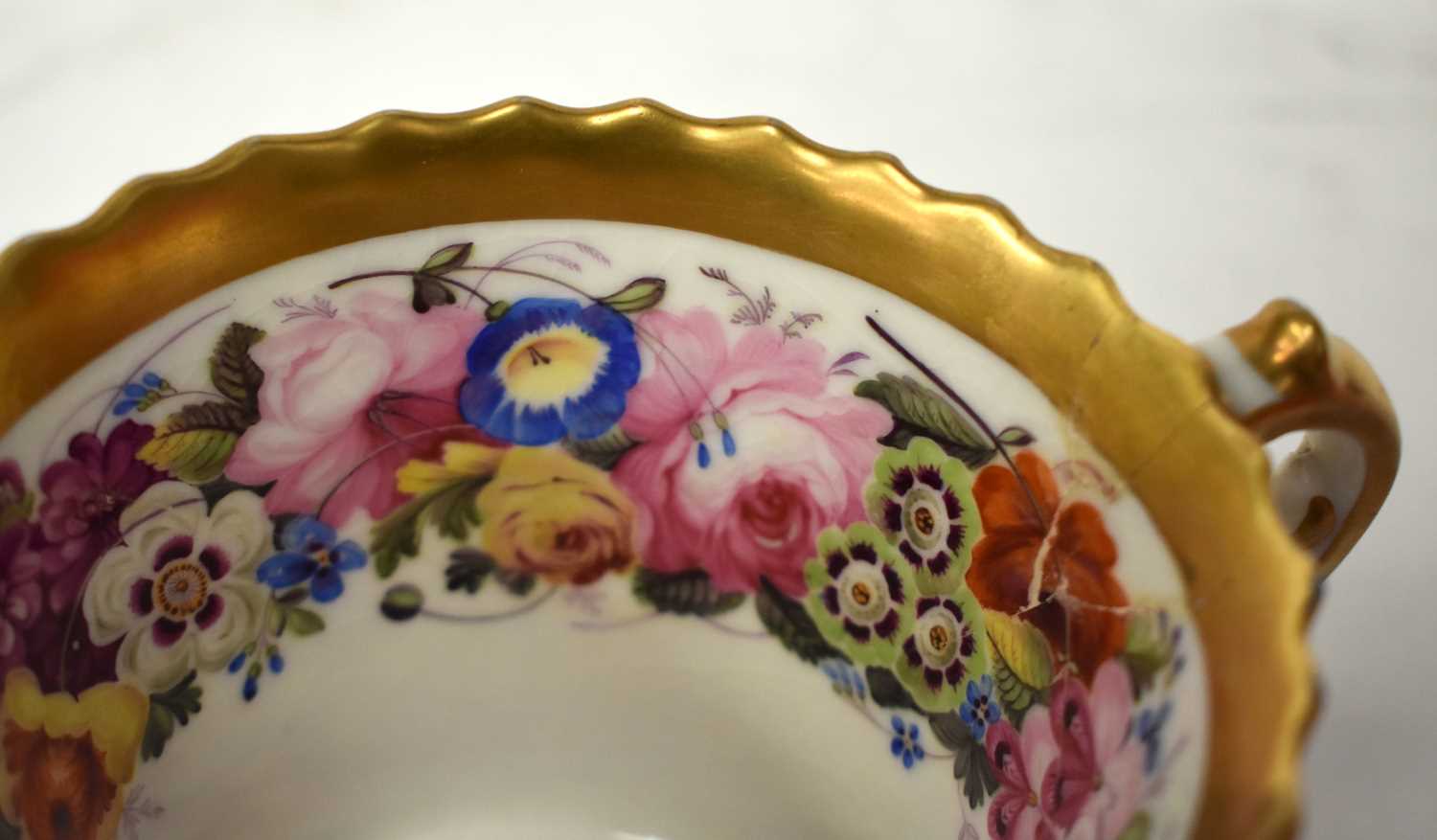 THREE EARLY 19TH CENTURY CHAMBERLAINS WORCESTER PORCELAIN CUPS AND SAUCERS painted with armorials - Image 28 of 31