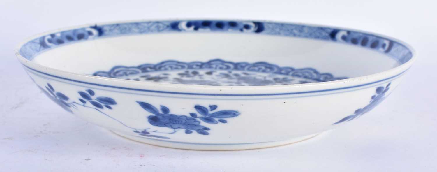A 17TH/18TH CENTURY CHINESE BLUE AND WHITE PORCELAIN SAUCER DISH Kangxi, bearing Chenghua marks to - Image 3 of 3