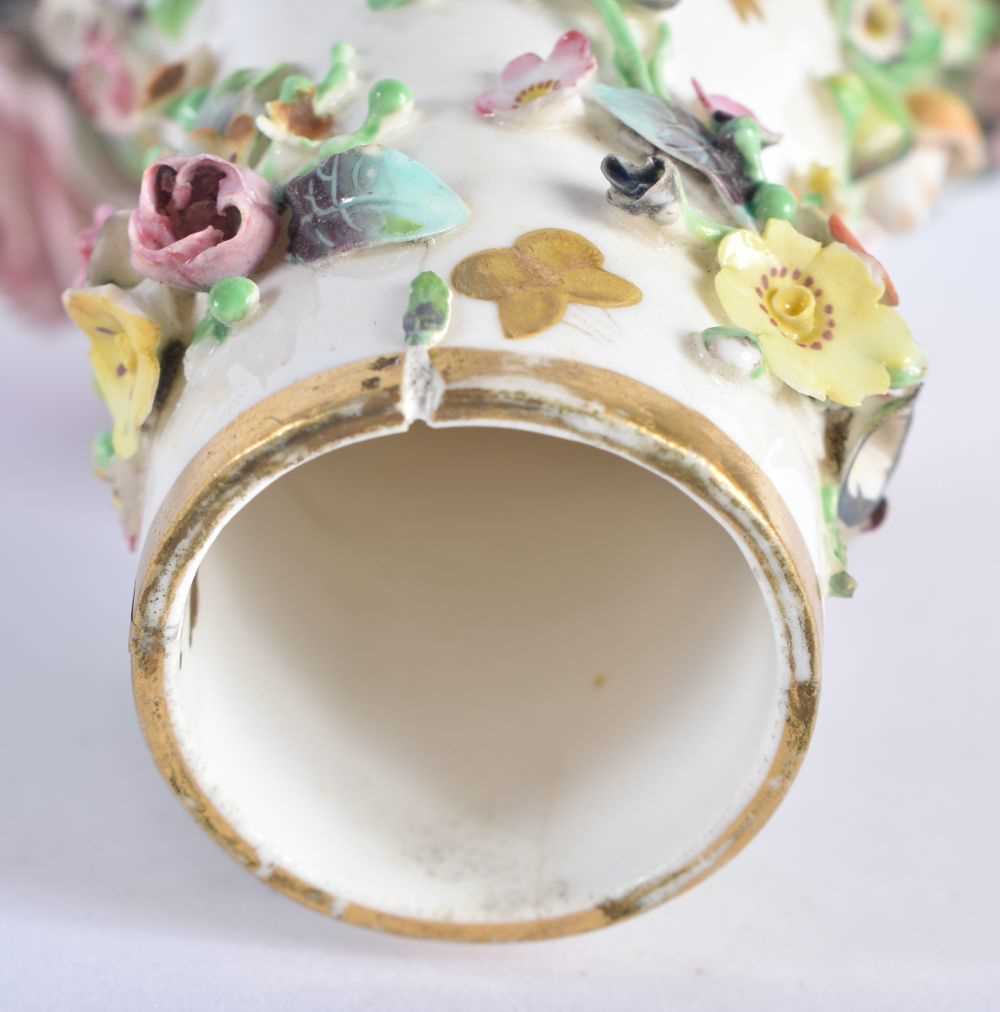 AN ANTIQUE DERBY ENCRUSTED PORCELAIN VASE. 22 cm high. - Image 4 of 5