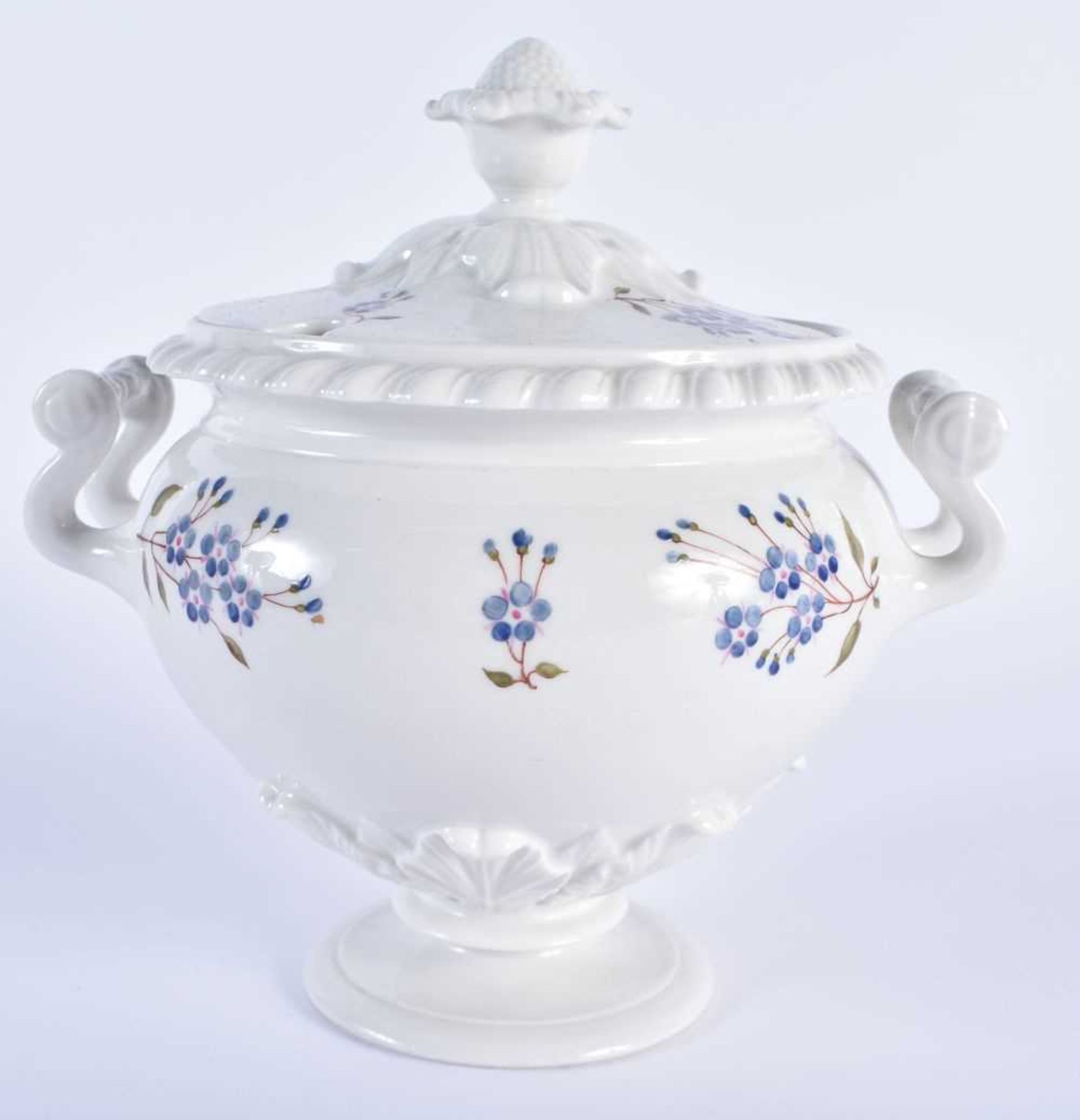 AN EARLY 19TH CENTURY CHAMBERLAINS WORCESTER DINNER SERVICE painted with blue cornflowers. Largest - Image 13 of 18