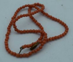 A CORAL NECKLACE. 5 grams. 48 cm long.