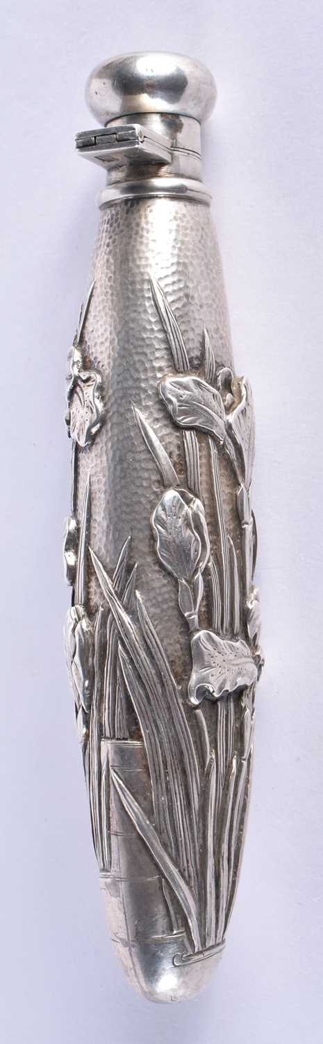 A LOVELY 19TH CENTURY JAPANESE MEIJI PERIOD SILVER REPOUSSE SCENT BOTTLE. 91 grams. 15 cm x 3 cm. - Image 4 of 5