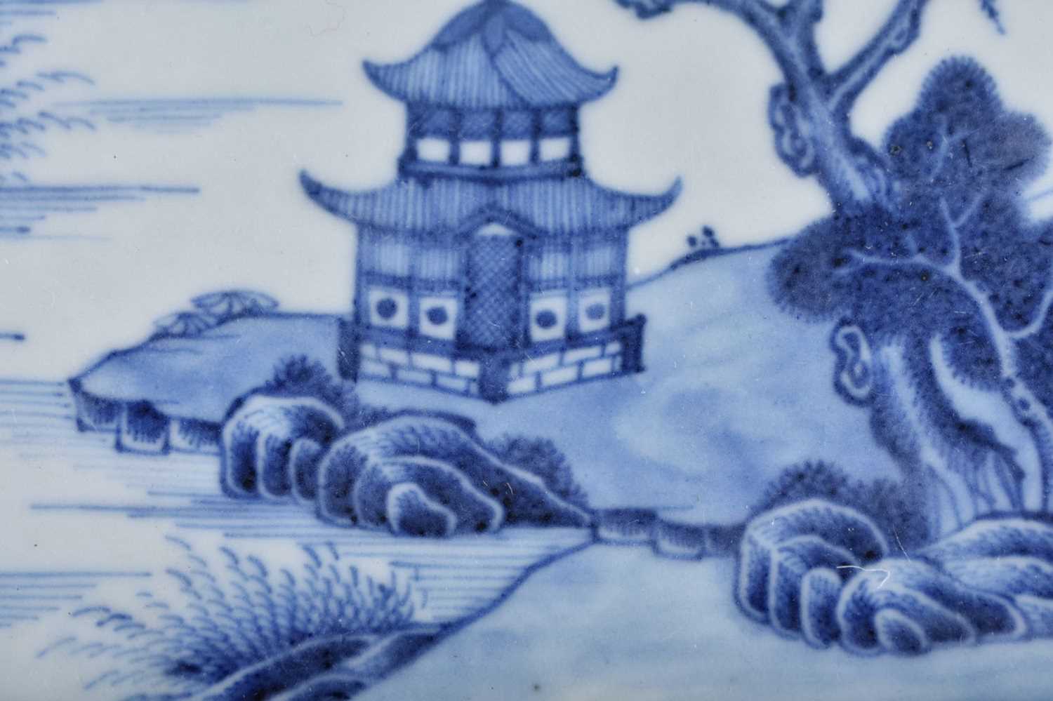 AN 18TH CENTURY CHINESE BLUE AND WHITE PORCELAIN RECTANGULAR DISH Qianlong. 28 cm x 20 cm. - Image 2 of 5