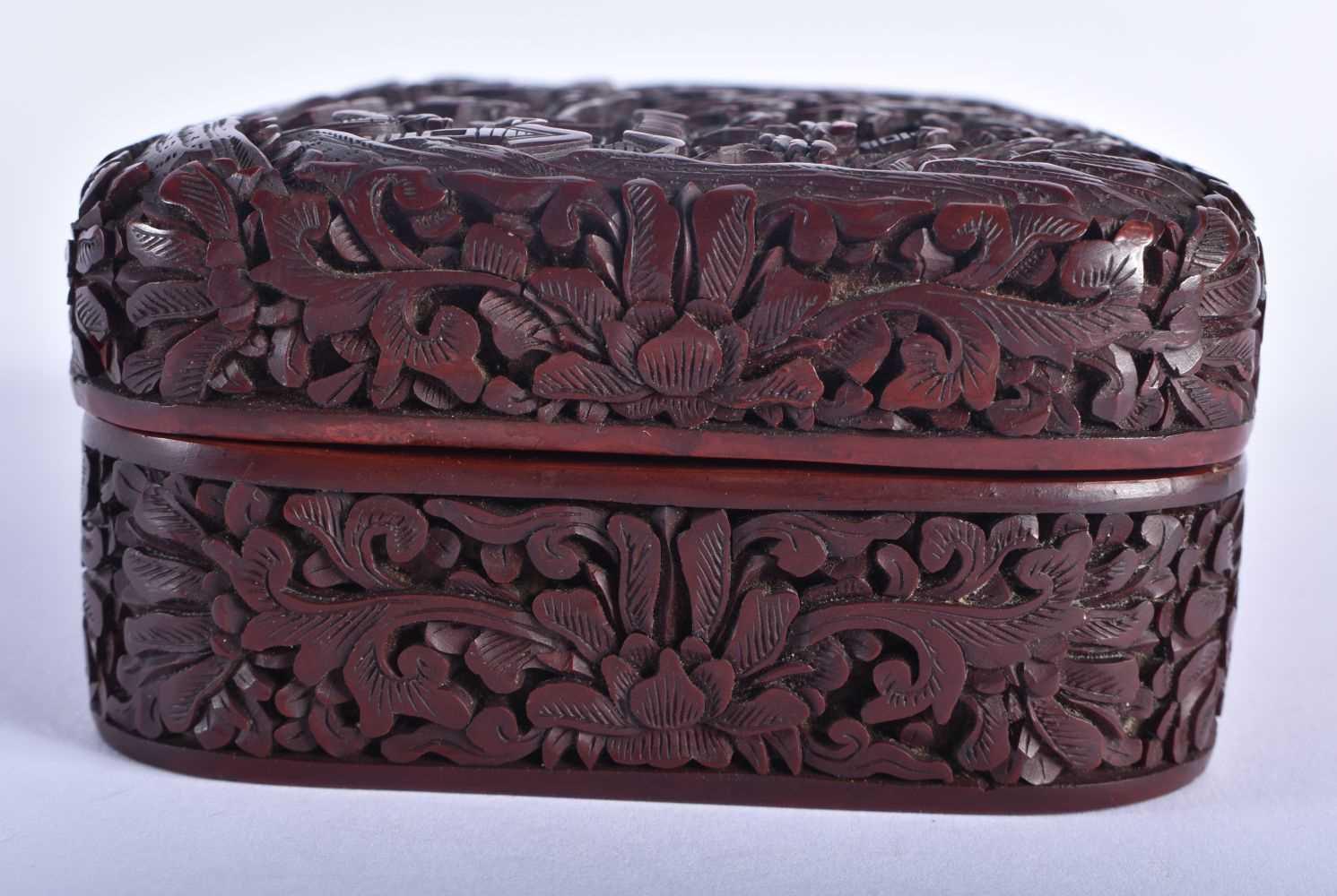 A CHINESE QING DYNASTY CARVED CINNABAR LACQUER BOX AND COVER decorated with figures in a - Image 2 of 5