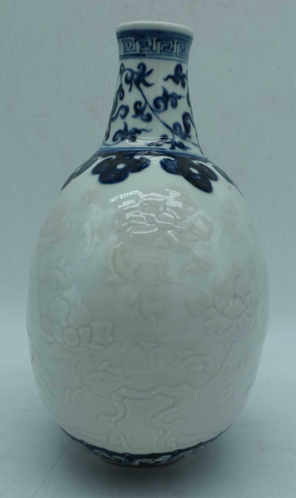 A Chinese porcelain Moon flask decorated in relief with Phoenix and foliage 29 cm. - Image 4 of 10