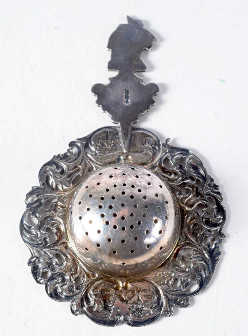 A Dutch Silver Tea Strainer with ornate decoration. 12.5 cm x 7.5 cm, weight 41g - Image 2 of 17