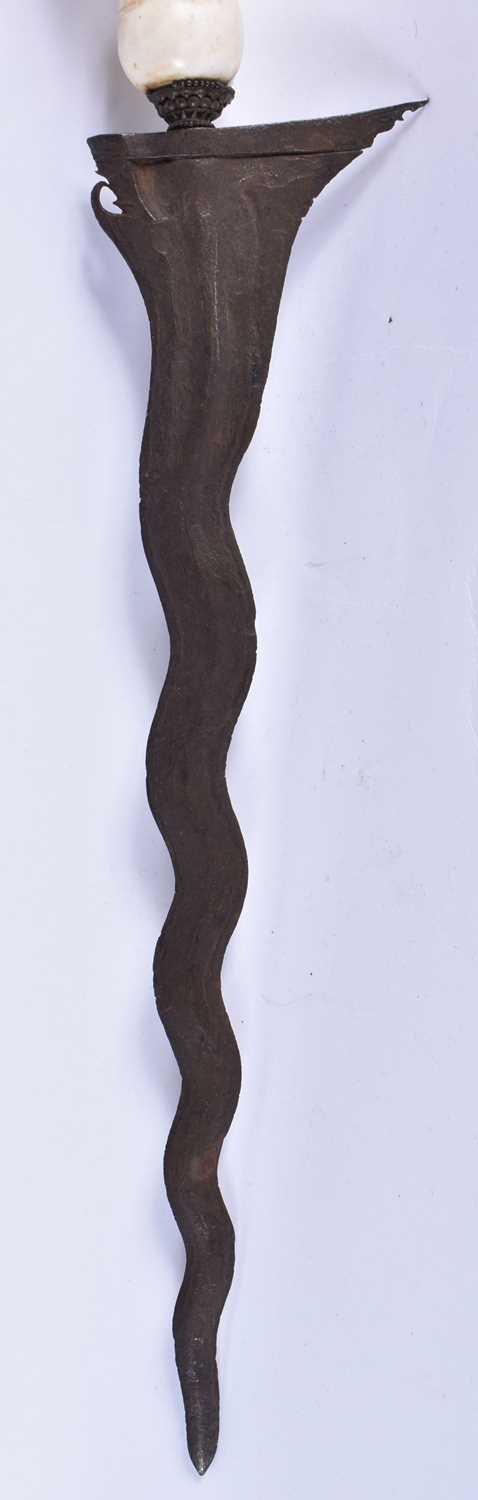 AN EARLY MIDDLE EASTERN CARVED STONE HANDLED KRISS DAGGER. 42 cm long. - Image 4 of 5