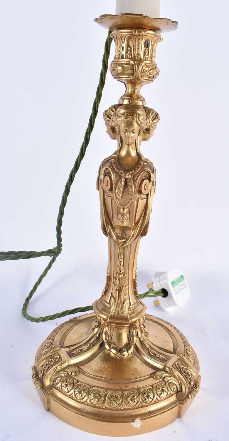 A LARGE 19TH CENTURY FRENCH ORMOLU TRIPLE FIGURAL COUNTRY HOUSE LAMP upon a base decorated with - Image 4 of 5