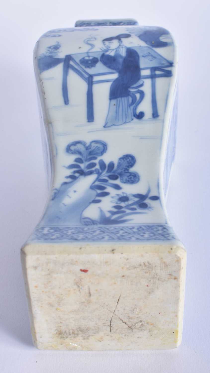 A 17TH CENTURY CHINESE BLUE AND WHITE PORCELAIN VASE Kangxi, together with a famille verte Kangxi - Image 4 of 7