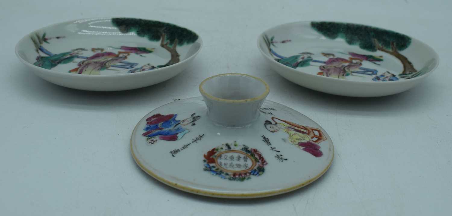 A pair of Chinese porcelain Famille Rose dishes together with a vase cover 14 cm. (3). - Image 2 of 6