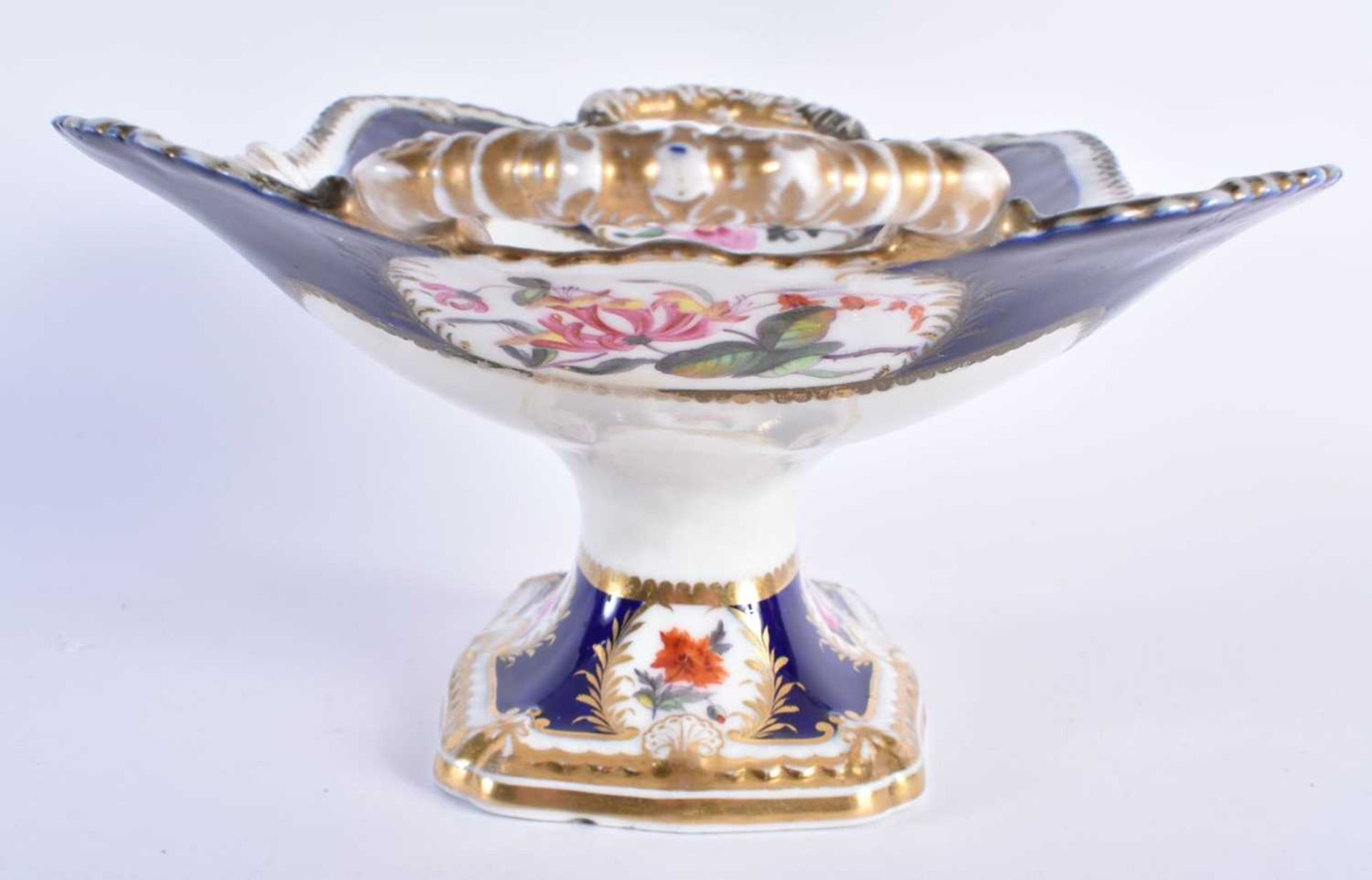 A LARGE EARLY 19TH CENTURY CHAMBERLAINS WORCESTER PORCELAIN PEDESTAL ARMORIAL COMPORT painted with - Image 2 of 12