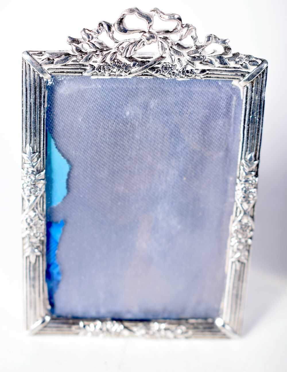 Two Silver Picture Frames. Stamped Sterling. Largest 7cm x 7.5 cm, weight of silver 31.8g (2) - Bild 2 aus 4