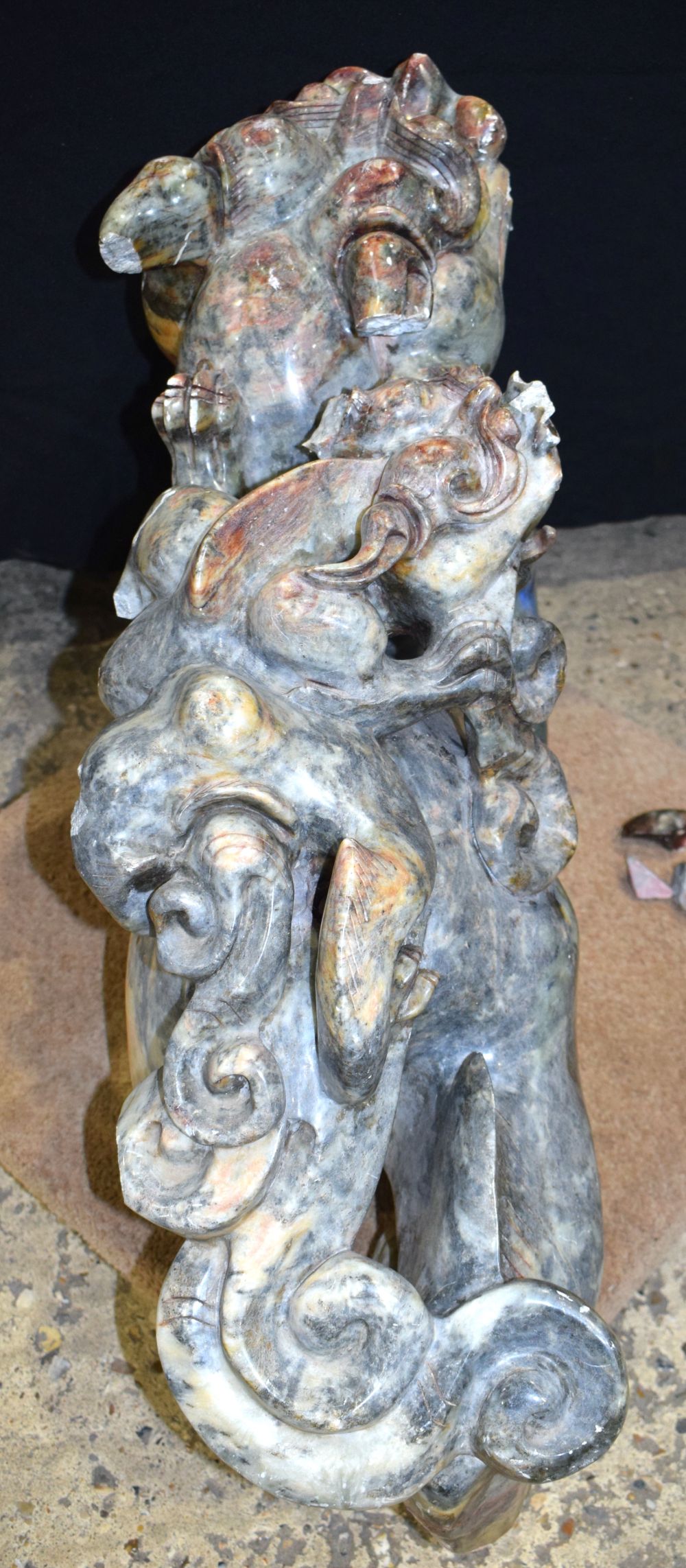 A huge Chinese carved hardstone Foo Dog 82 x 50 cm - Image 5 of 5