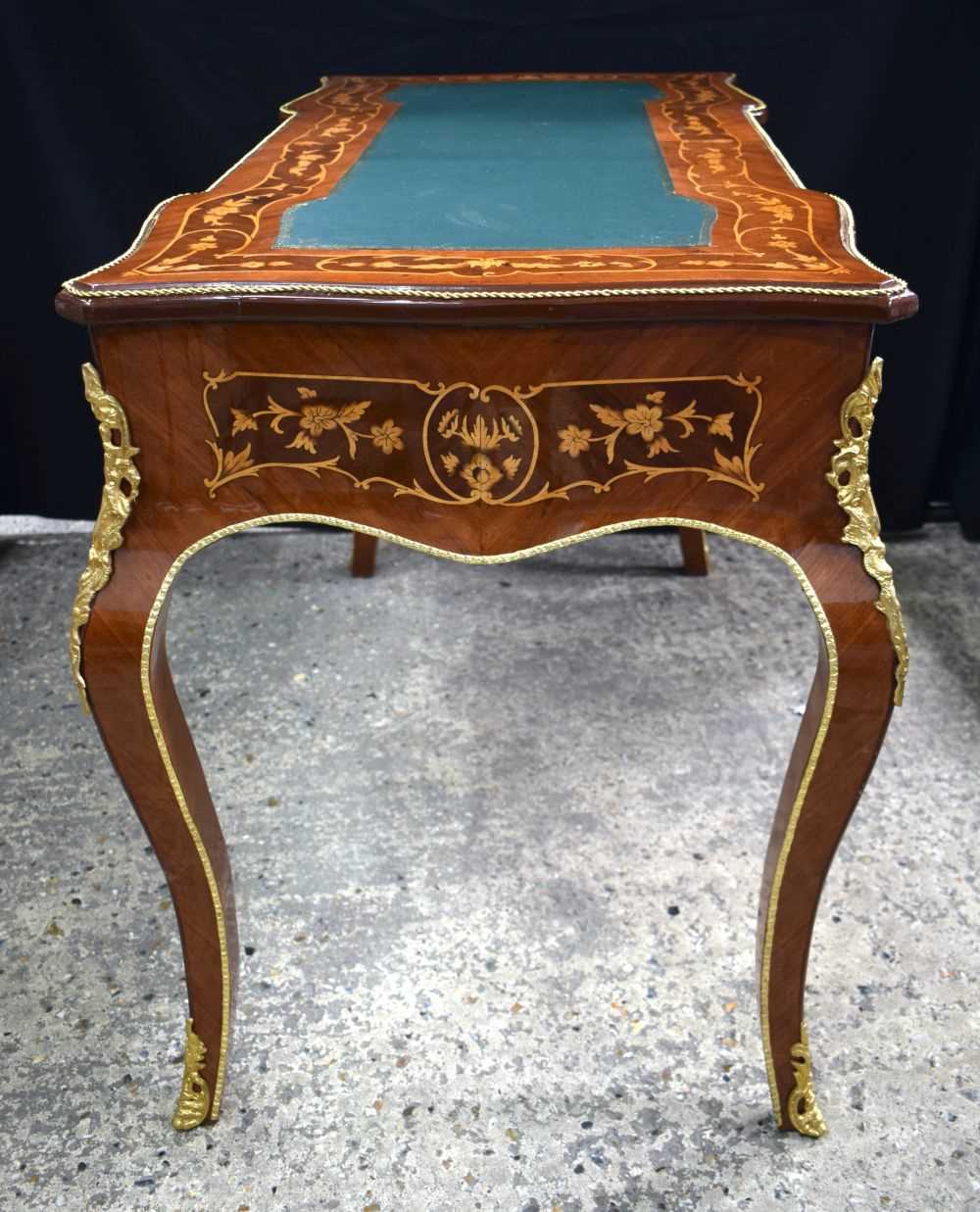 A baroque style inlaid leather topped three drawer writing desk 79 x 122 x 62 cm - Image 6 of 12