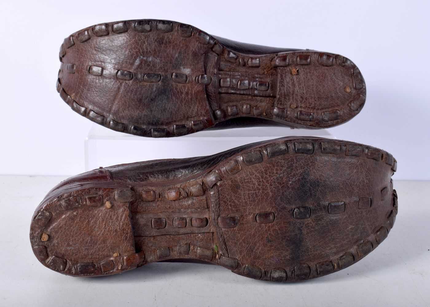 A pair of antique Central Asian leather shoes and a pair leather sandals - Image 6 of 10