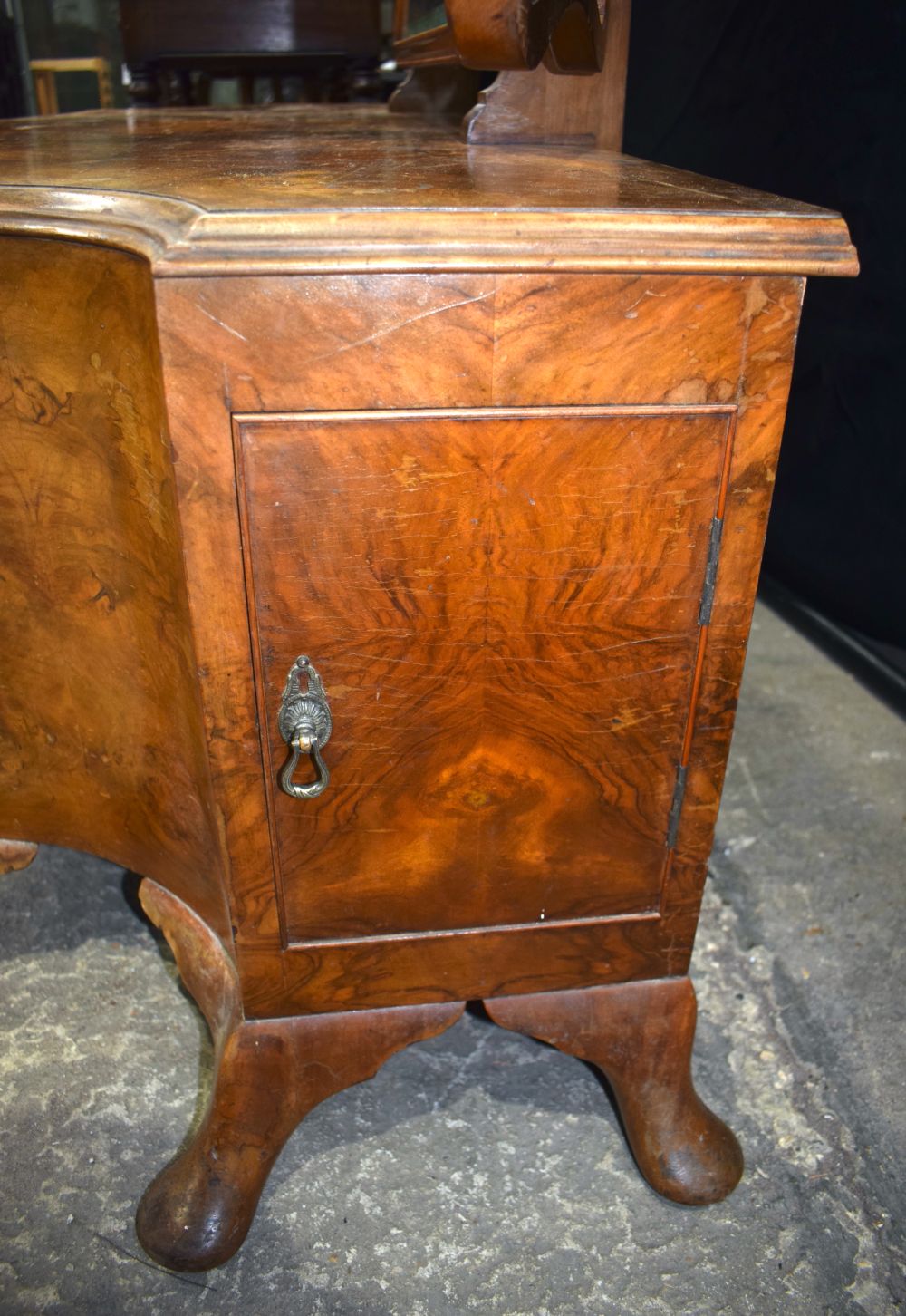 A Maurice Adams Burr Walnut veneered Queen Alexandra Dress table with triple folding bevelled - Image 14 of 18