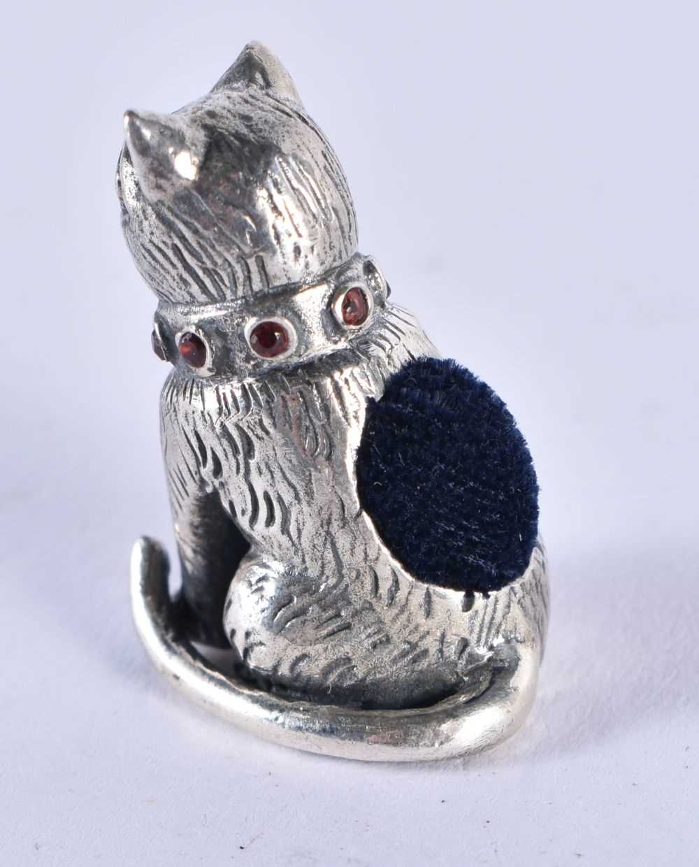 A SILVER CAT PIN CUSHION. 12.8 grams. 2.5 cm x 1.75 cm. - Image 2 of 3