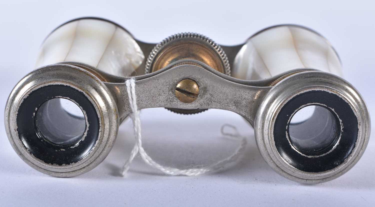 A PAIR OF MOTHER OF PEARL OPERA GLASSES. 9 cm x 9 cm extended. - Image 5 of 5