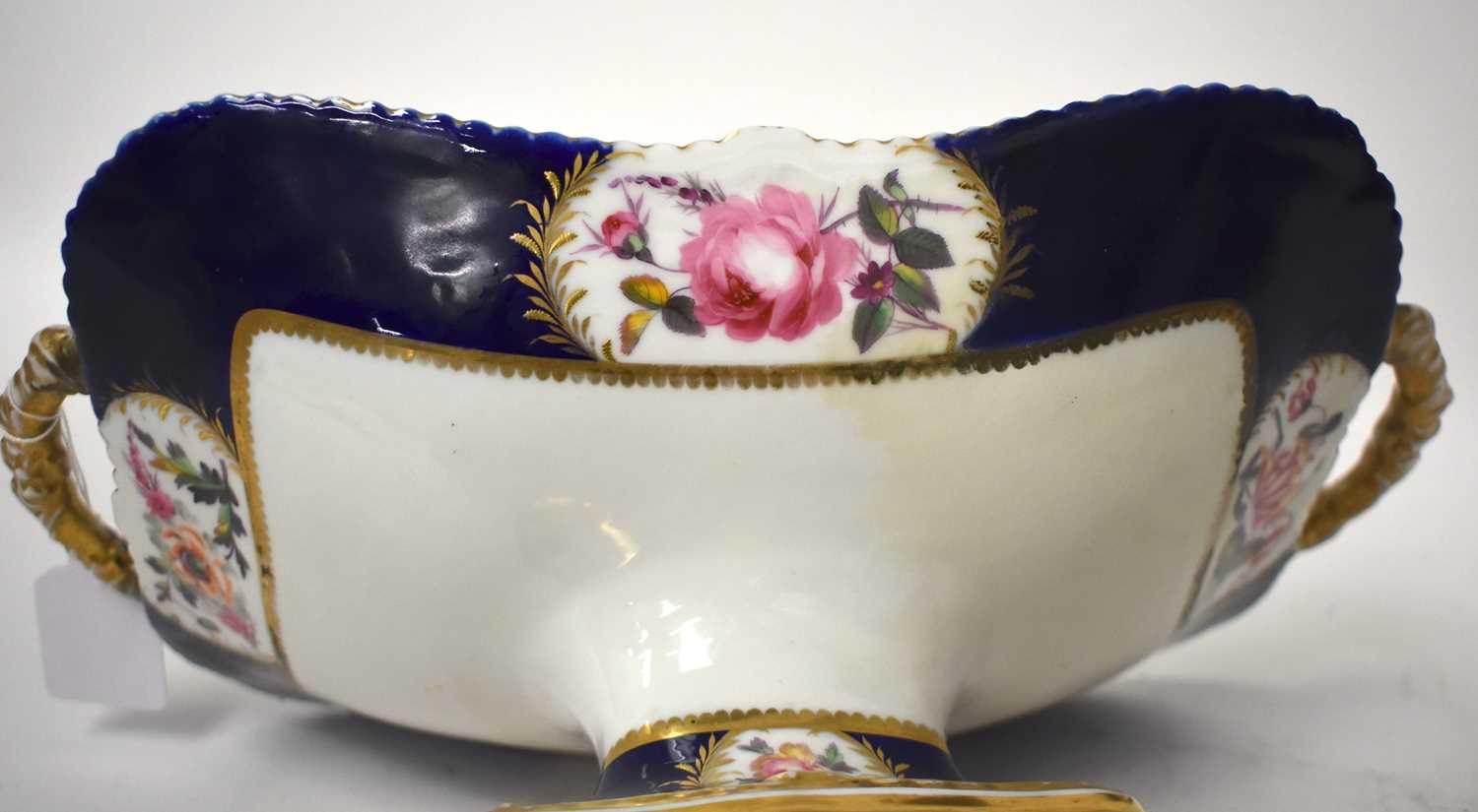 A LARGE EARLY 19TH CENTURY CHAMBERLAINS WORCESTER PORCELAIN PEDESTAL ARMORIAL COMPORT painted with - Image 9 of 12