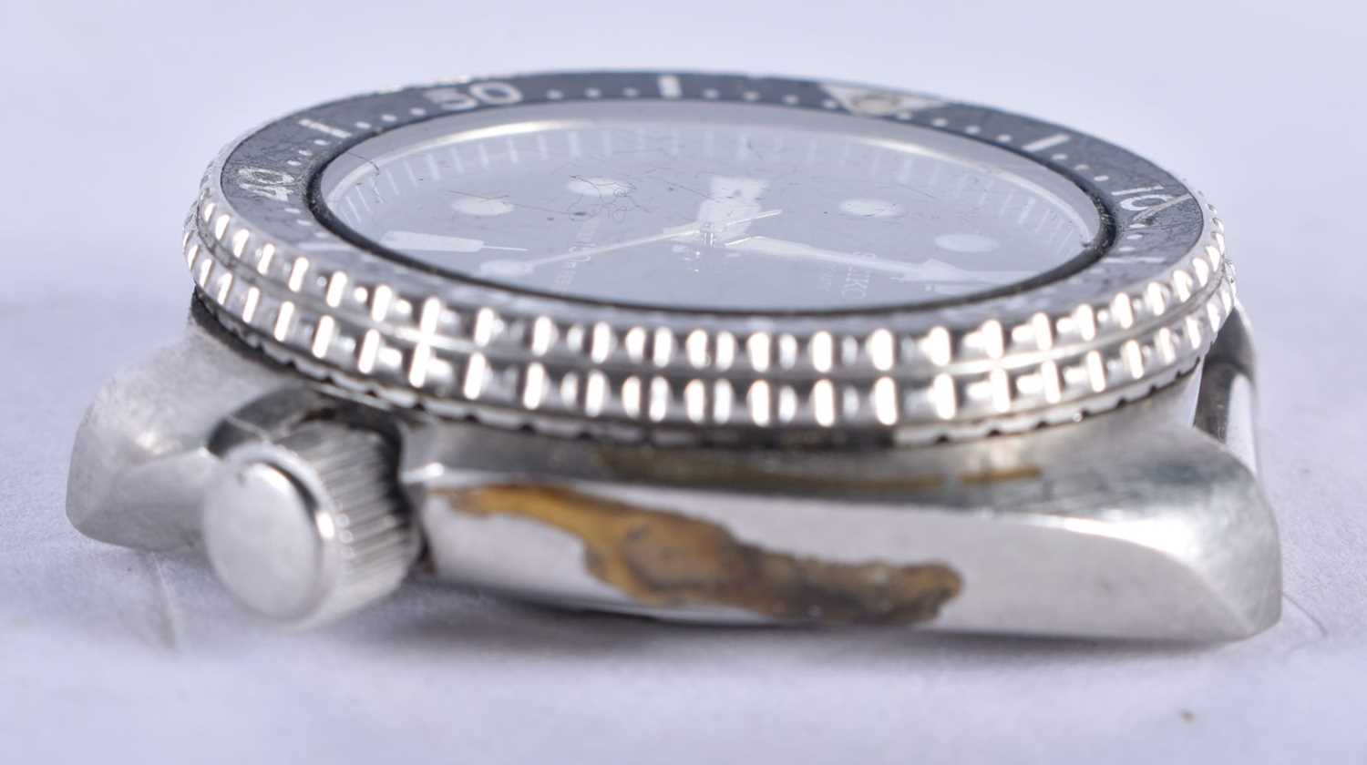 A Seiko Black Dial Automatic Stainless Steel Watch. Dial 4.5 cm incl crown, running - Image 3 of 3