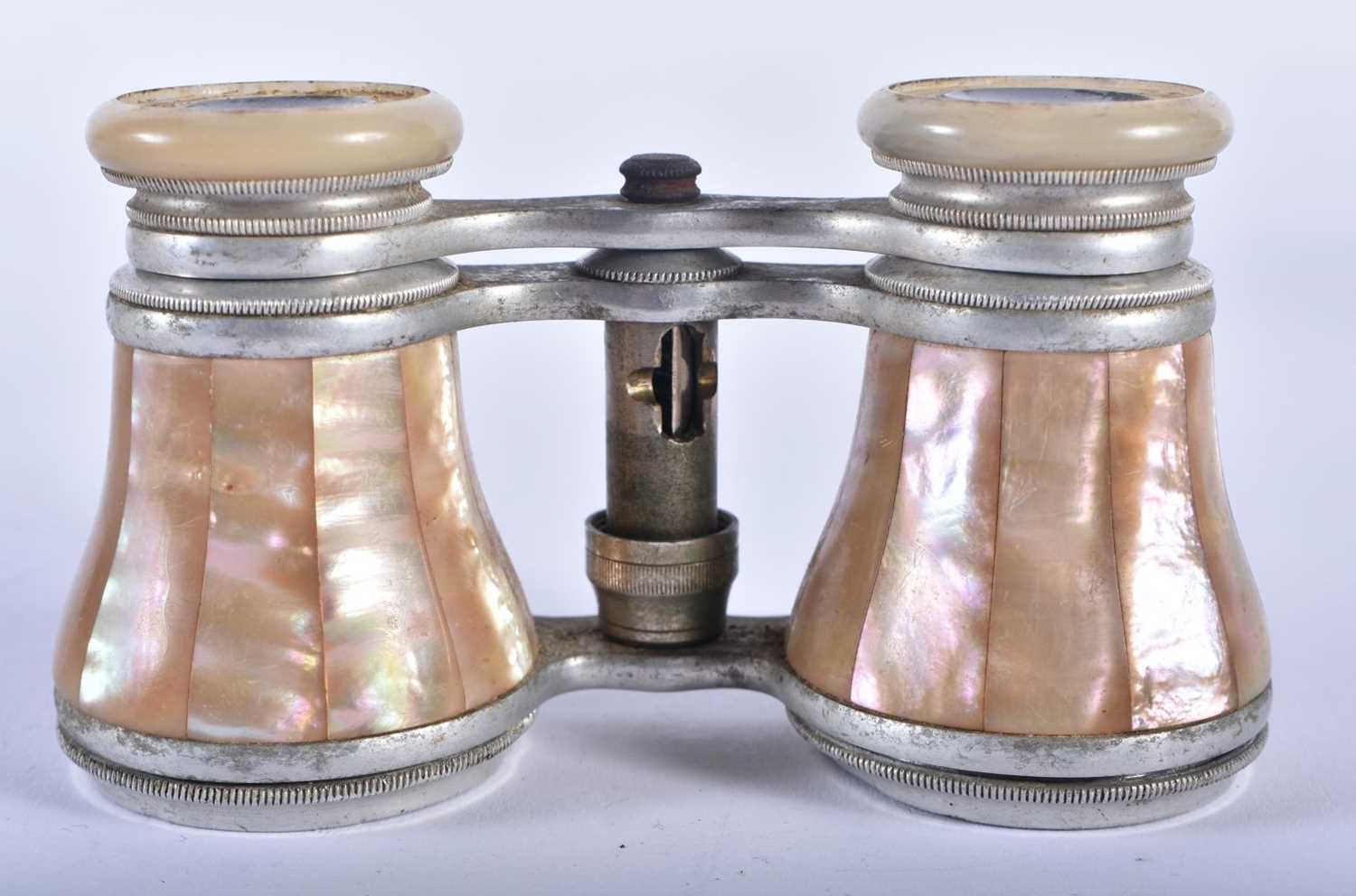 A PAIR OF MOTHER OF PEARL OPERA GLASSES. 9 cm x 9 cm extended. - Image 3 of 5