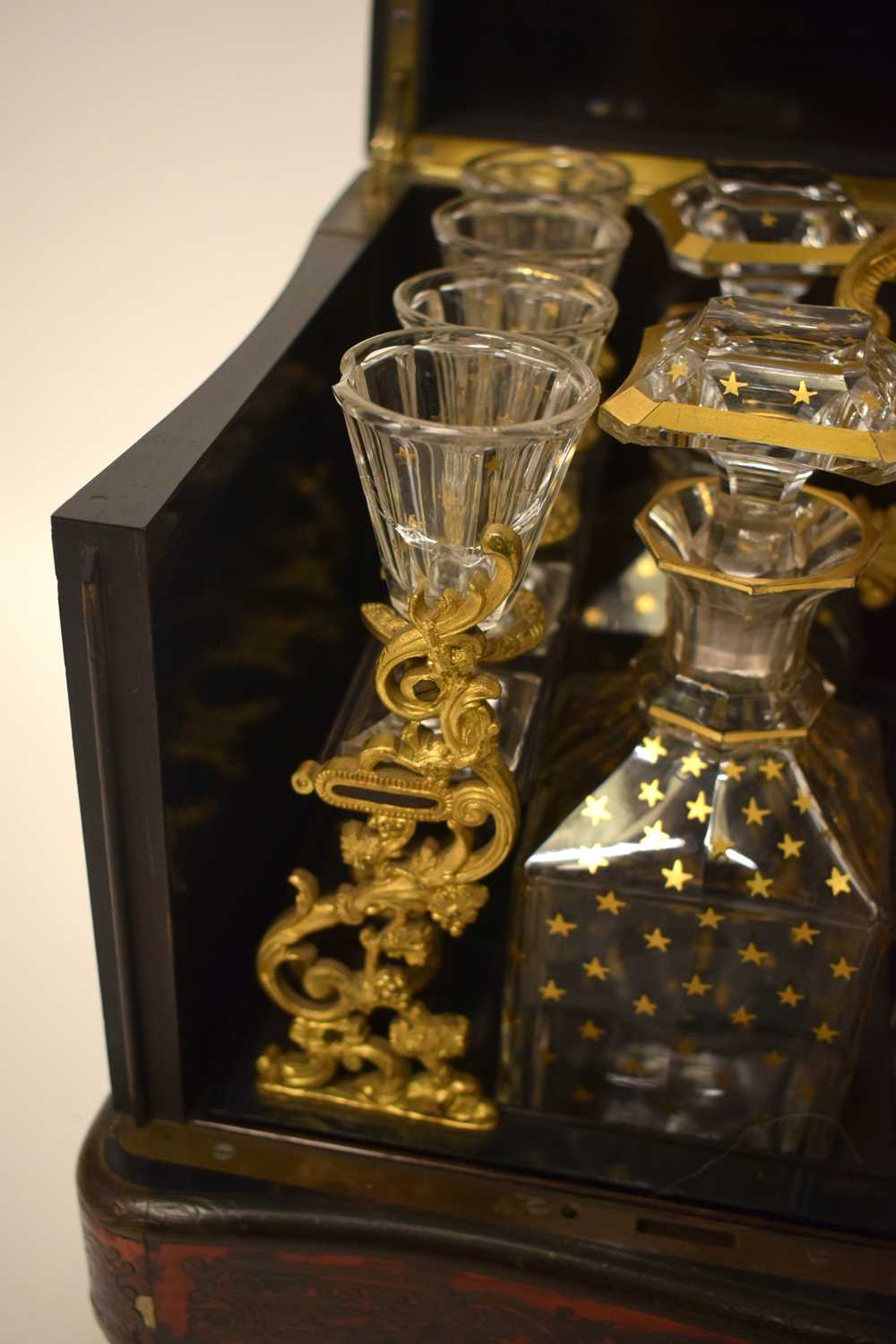A LARGE 18TH/19TH CENTURY FRENCH NAPOLEON III BOULLE TORTOISESHELL TANTALUS DECANTER SET the case - Image 32 of 36