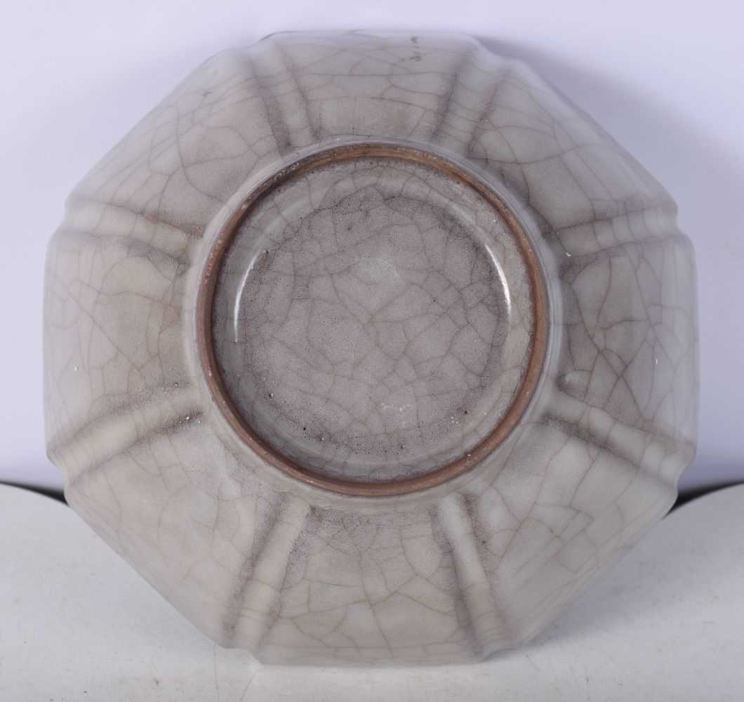 A Chinese porcelain crackle glaze petal edged bowl 7 x 15 cm. - Image 4 of 6