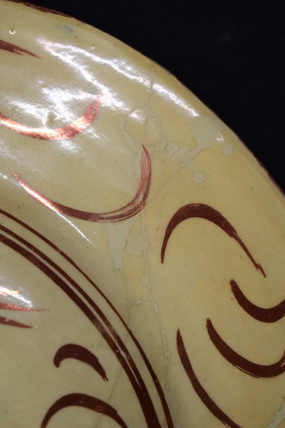 A LARGE EARLY SPANISH HISPANO MORESQUE POTTERY DISH painted with leaves and motifs. 35 cm diameter. - Image 9 of 17