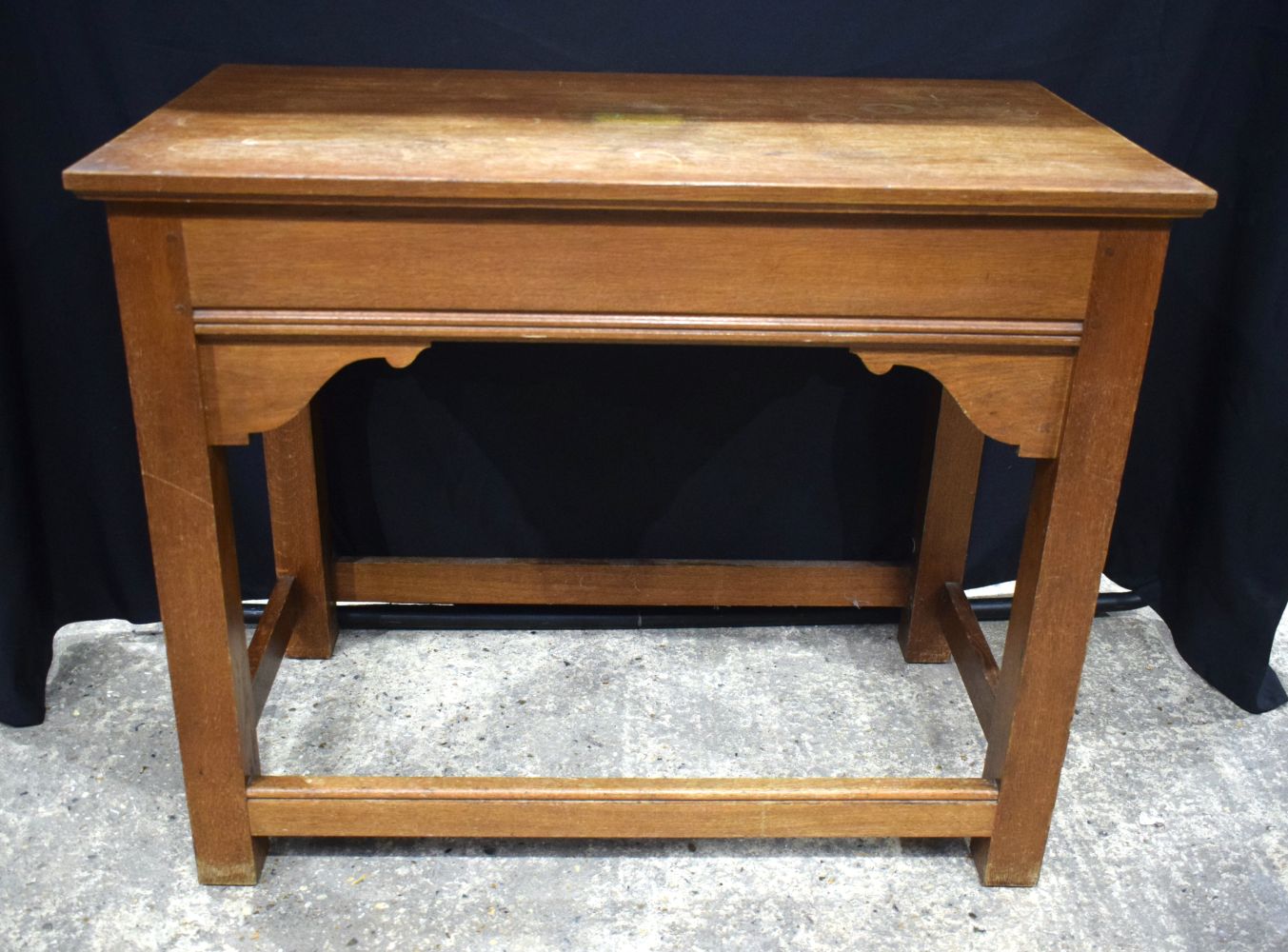 An early 20th Century Oak table with 2 Glastonbury Oak chairs 87 x 107 cm(3). - Image 2 of 16