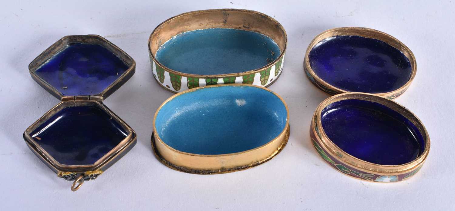 THREE CHINESE REPUBLICAN PERIOD CLOISONNE ENAMEL BOXES AND COVERS. 86 grams. Largest 4.75 cm x 2. - Image 2 of 3