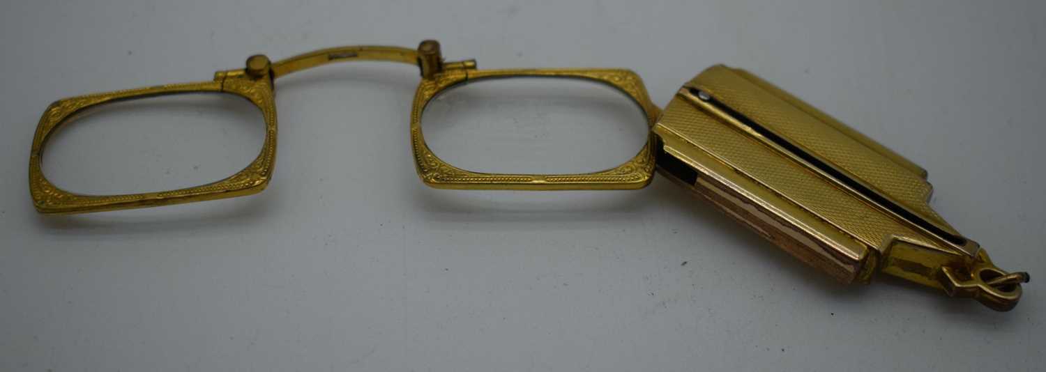 A RARE PAIR OF ANTIQUE YELLOW METAL LORGNETTES. 26 grams. 9.5 cm x 6.5 cm extended. - Image 2 of 3