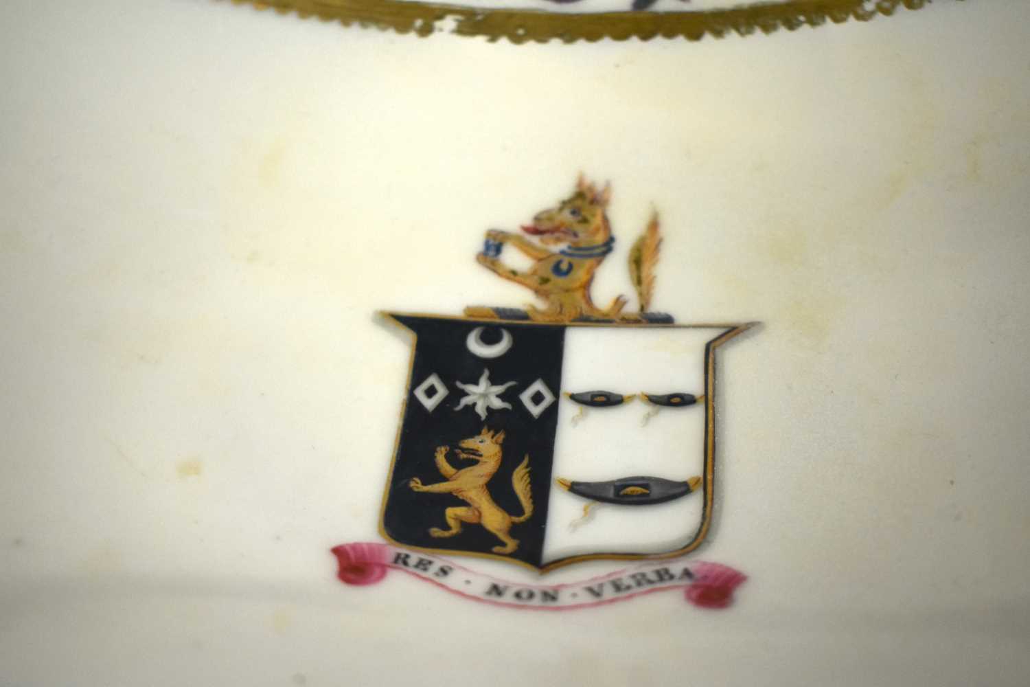 A LARGE EARLY 19TH CENTURY CHAMBERLAINS WORCESTER PORCELAIN PEDESTAL ARMORIAL COMPORT painted with - Image 7 of 12
