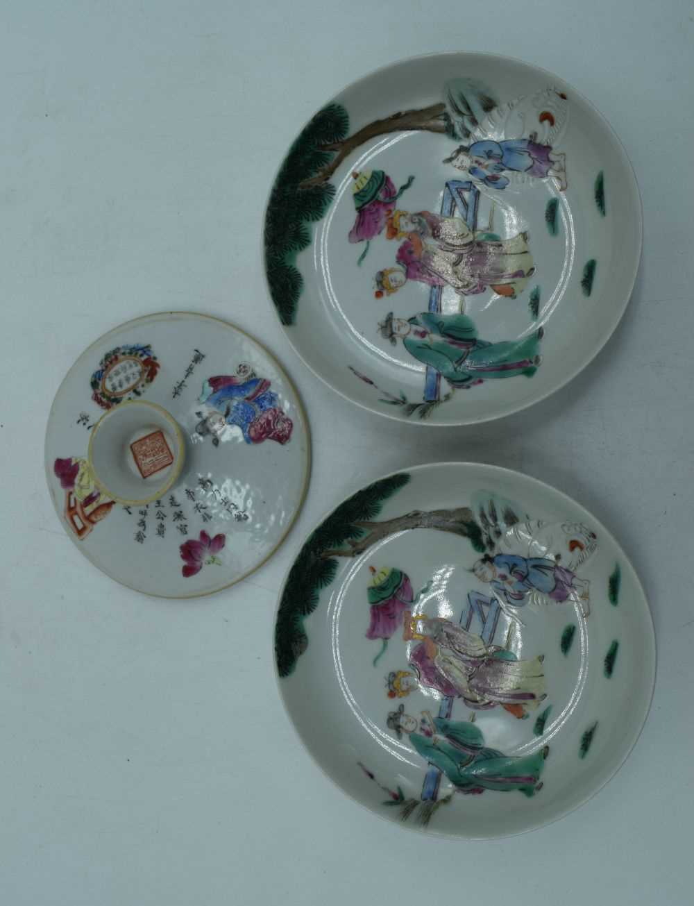 A pair of Chinese porcelain Famille Rose dishes together with a vase cover 14 cm. (3). - Image 3 of 6