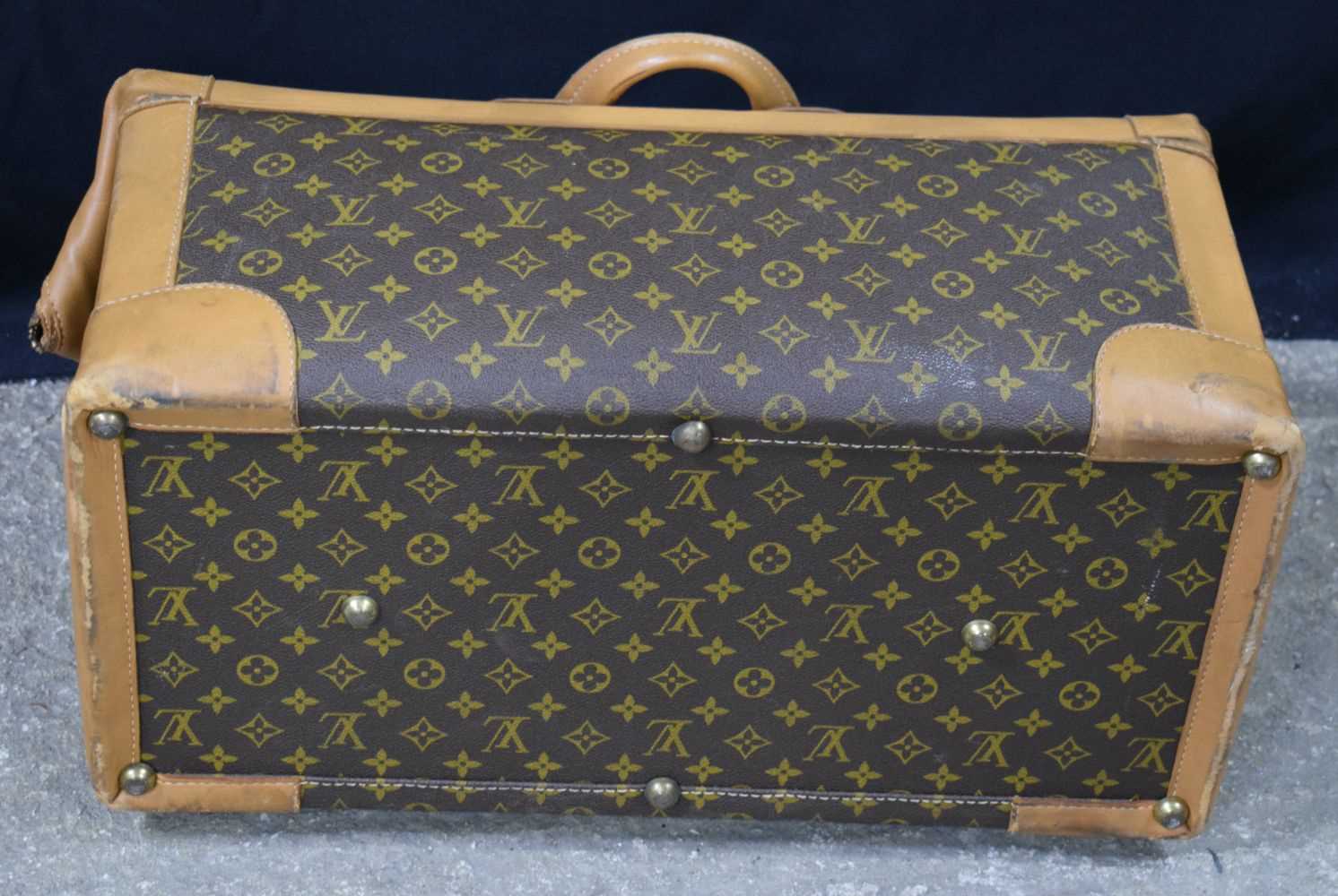 A Louis Vuitton Holdall 32 x 60 x 27 cm - Image 5 of 12